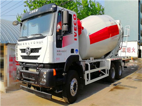 紅巖杰獅14方攪拌車發車圖片