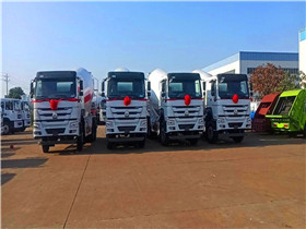 重汽豪沃4臺12方攪拌車發(fā)往湖南