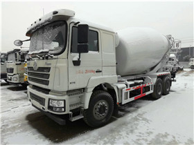 十月十五，大雪，廠里的攪拌車銀裝素抹