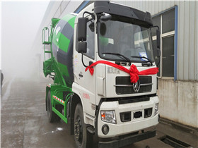 航天萬山8方攪拌車發(fā)往新疆和田