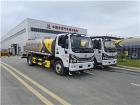 東風大多利卡D7灑水車