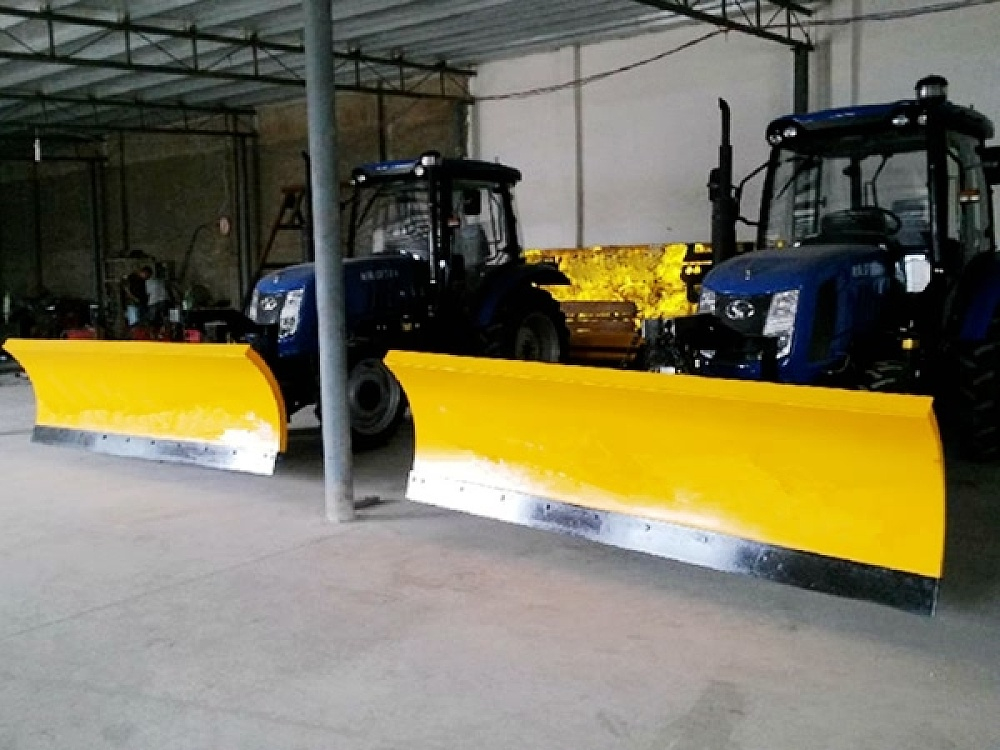 拖拉機(jī)安裝推雪鏟設(shè)備