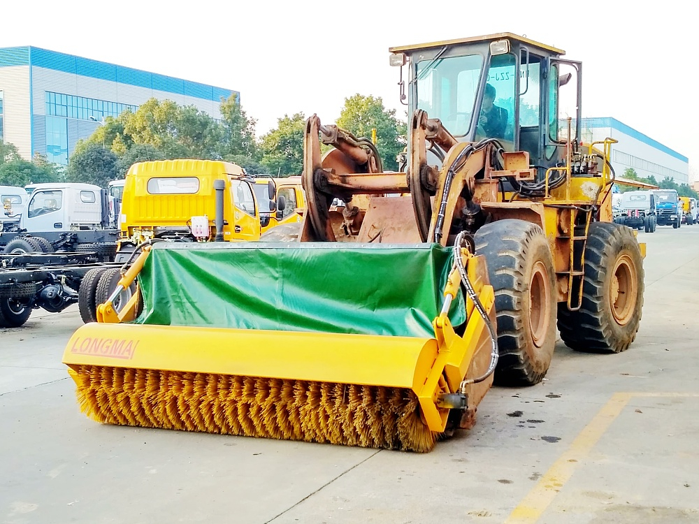 鏟車(chē)加裝清雪滾刷設(shè)備