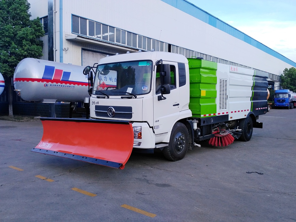 東風(fēng)天錦洗掃車(chē)加裝推雪鏟