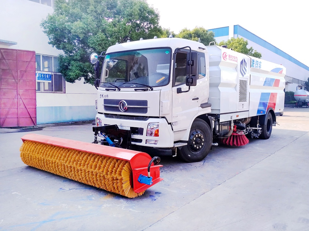 東風天錦洗掃車加裝滾掃除雪設備