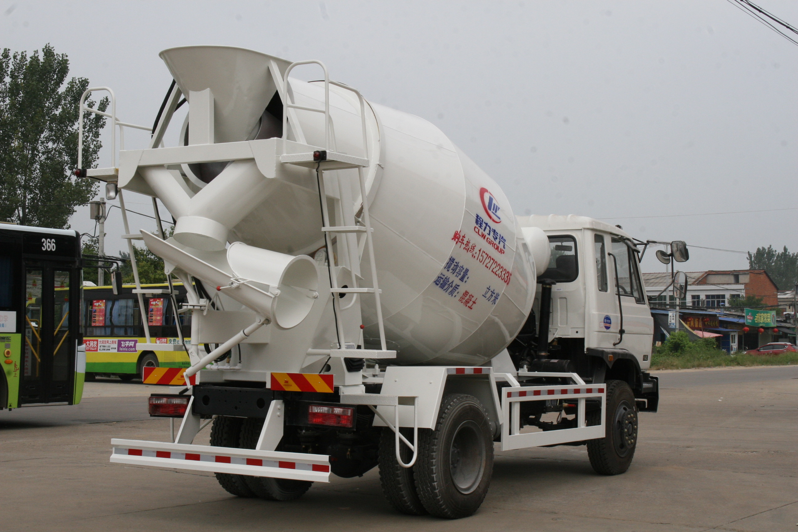 東風(fēng)6方攪拌車高清圖片